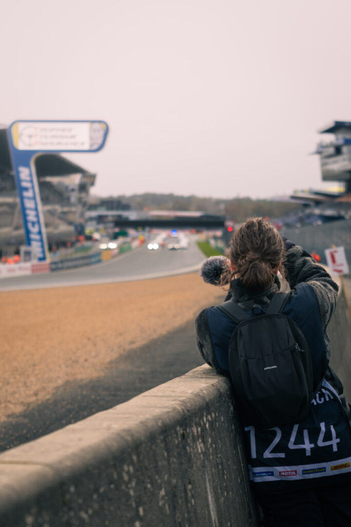 alt= photographe accrédité sur circuit Bugatti au Mans